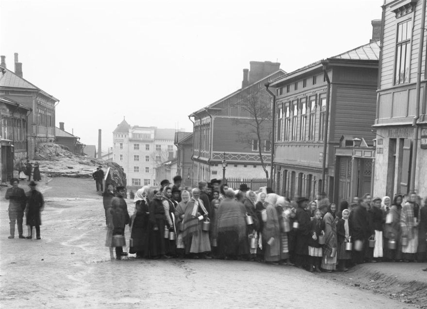 Kolmas linja 12: Jonoa maitokaupan edessä suurlakon aikaan vuonna 1906 (kuva:HKM):